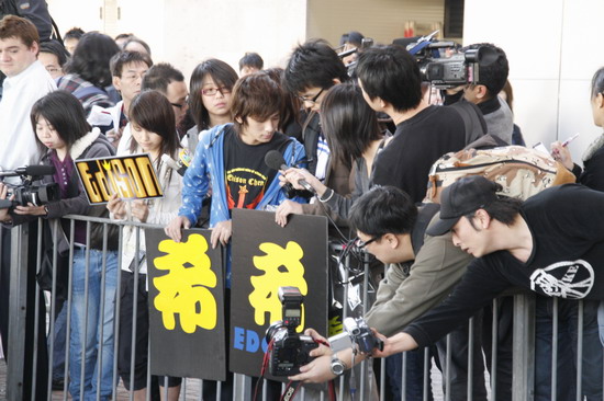 歌迷場外支持　陳冠希往警方總署協助調查