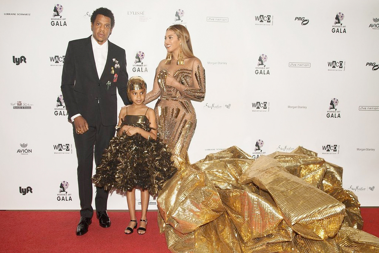 Beyoncé 出席 Art Gala 的訂製服太耀眼 女王風範誰也比不上
