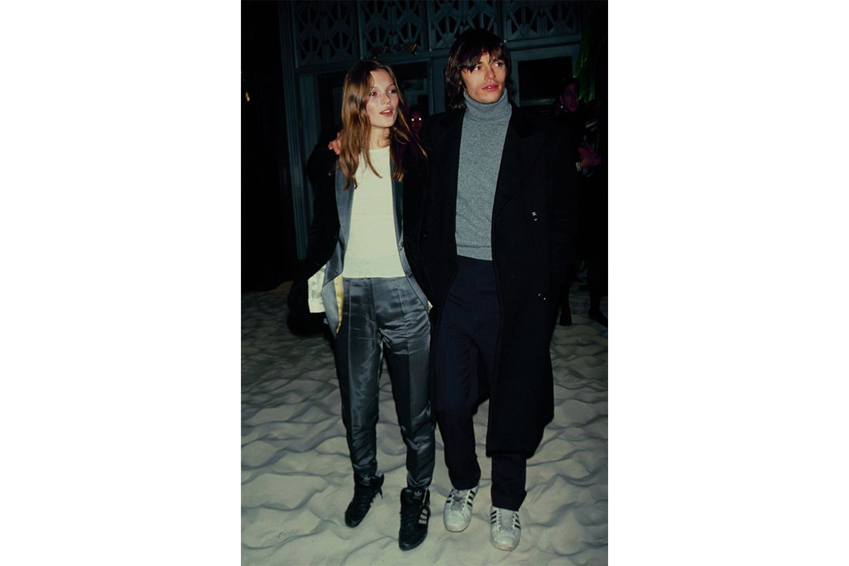 Kate Moss 8 大時裝標記，會明白她如何以叛逆姿態引領 90 年代風尚！