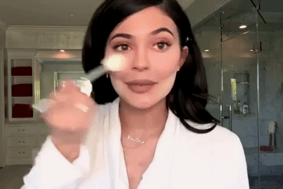 懶女孩救星！Kylie Jenner 親自示範如何在 11 分鐘以內完成她的妝容！