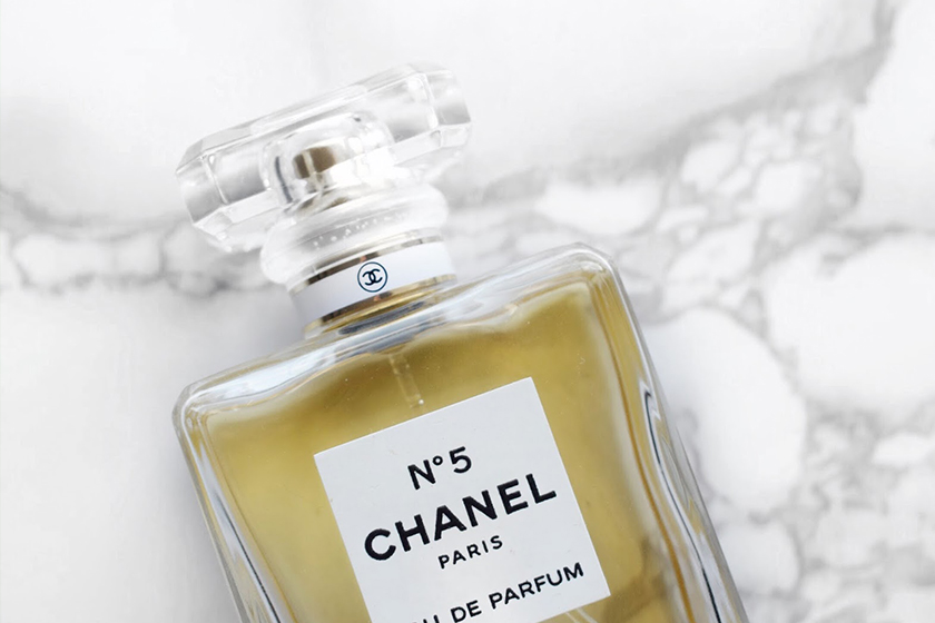 Chanel No. 5 香水經典包裝變成紅色限量版