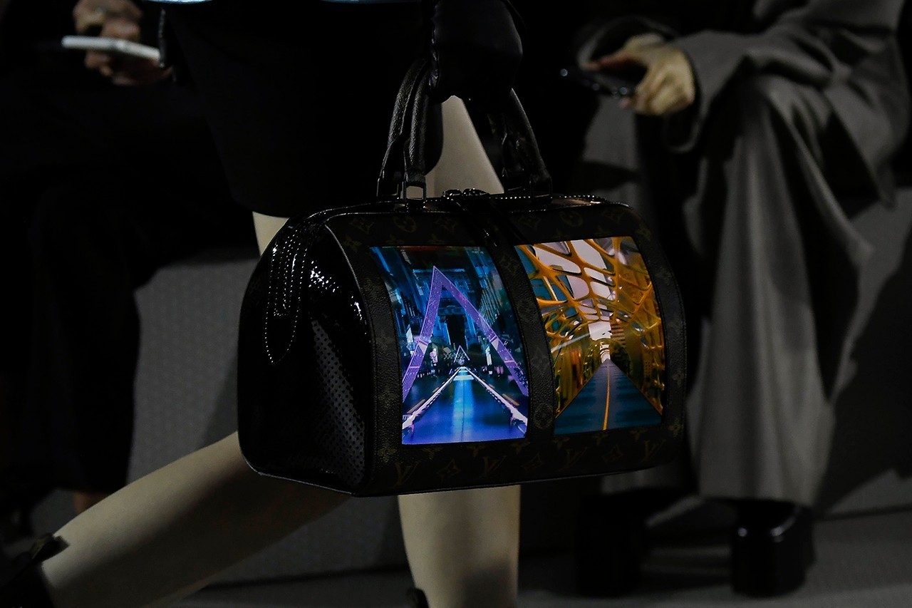 Louis Vuitton 開創先河推出全球首款 OLED 手袋，還可隨時變換圖案