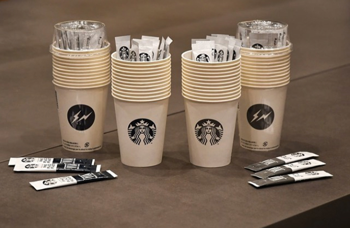 繼冰飲後，fragment design 跟 Starbucks 再次聯乘推出最潮即沖咖啡套裝！