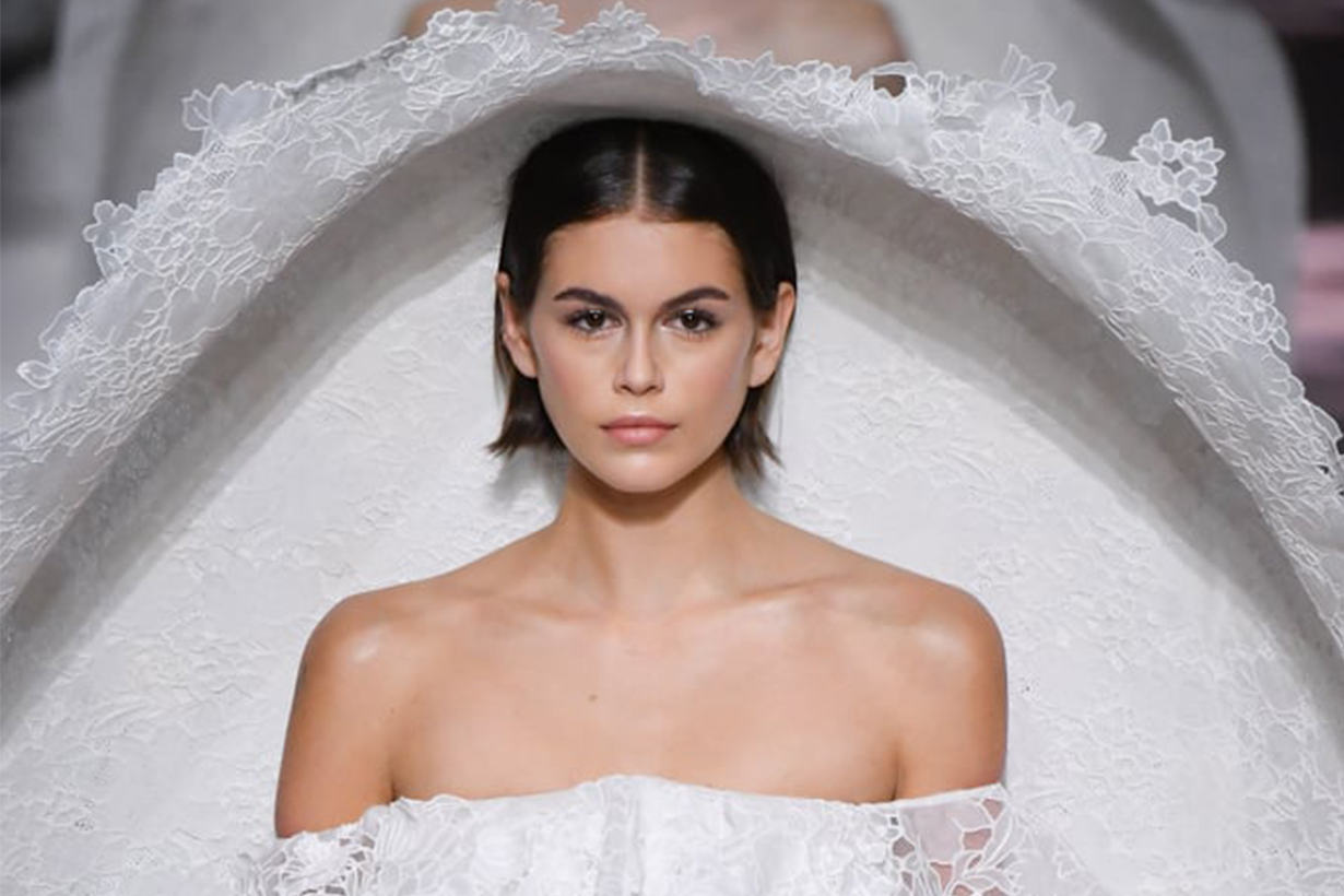#PFW：Givenchy 這襲高訂蕾絲婚紗，Kaia Gerber 駕馭起來一致好評！