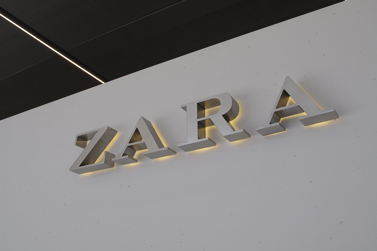 zara owner Inditex Massimo Dutti Pull&Bear close 1200 fashion stores around the world fast fashion