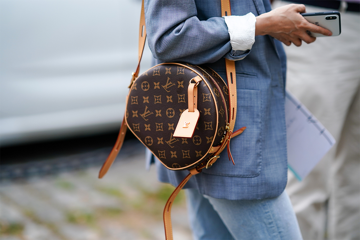 換上柔軟皮革後，Louis Vuitton 的經典帽盒手袋更顯低調迷人！ - POPBEE