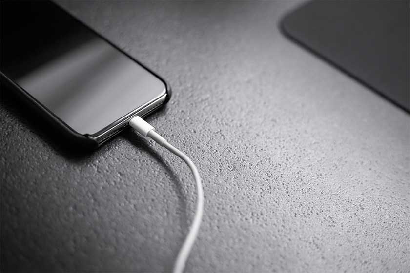 Apple iPhone 12 全新充電線曝光，還有黑白雙色選擇！