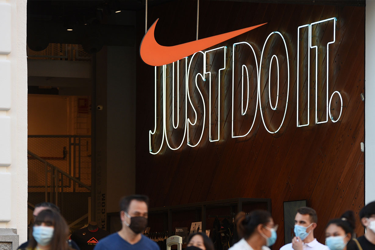 外國大學的無奈決定，令 Nike、Adidas 等運動品牌生意大受打擊！