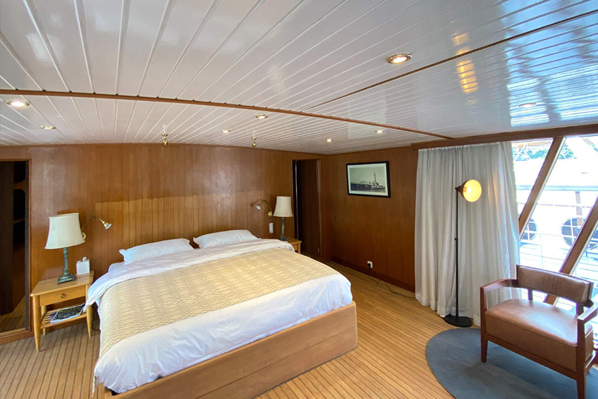 hong kong staycation British-styled Luxury Vintage Houseboat Experience in Aberdeen klook