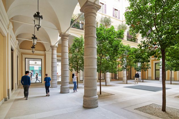 apple Via del Corso Rome Palazzo Marignoli 2021 italy