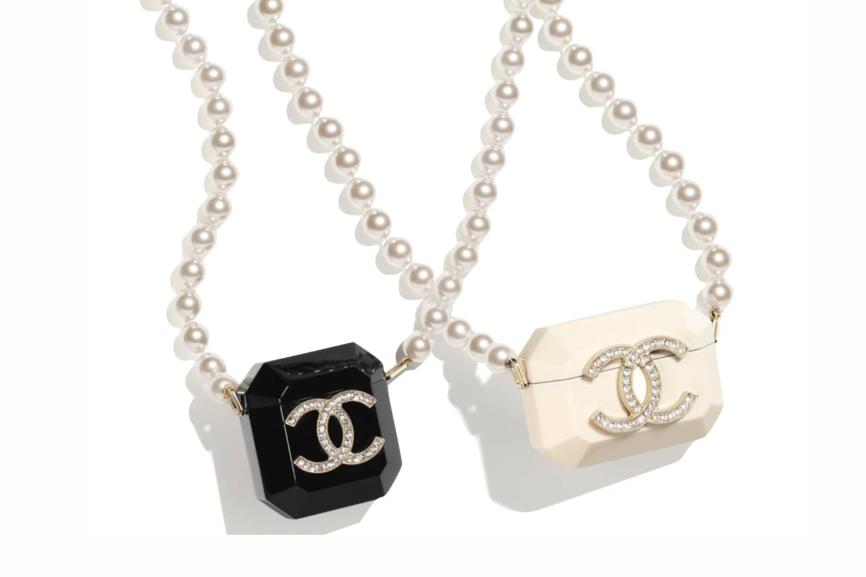 chanel fanciest pearl necklace airpods cases 2020/21 Métiers d’art 