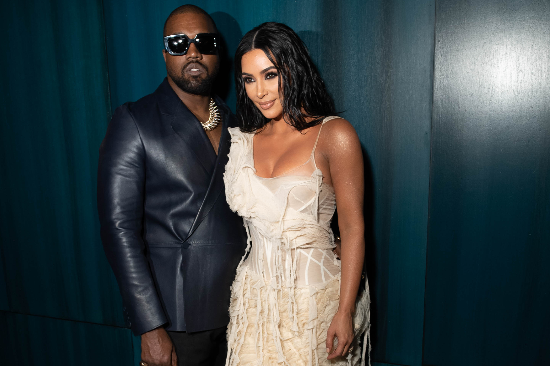 最震撼的一幕！Kim Kardashian 披 Balenciaga 婚紗現身前夫 Kanye West 試聽會！