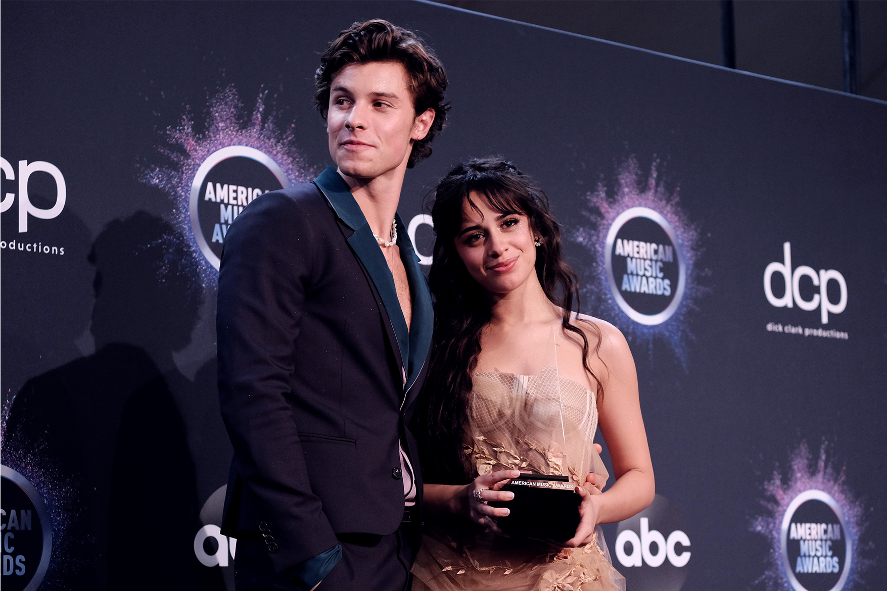 Camila-Cabello-and-Shawn-Mendes-outfit-Cinderella-premiere-catch-attention-01