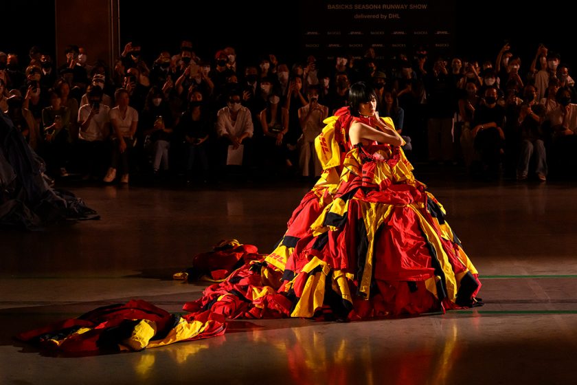 BASICKS DHL umbro MASANORI MORIKAWA tokyo fashion show runway look detail 