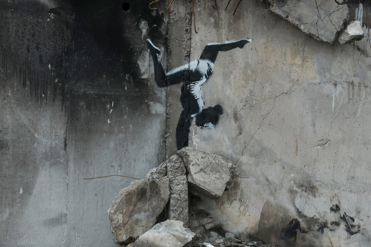 斷壁殘垣的力量：Banksy 新作品出現烏克蘭，響起一片掌聲！
