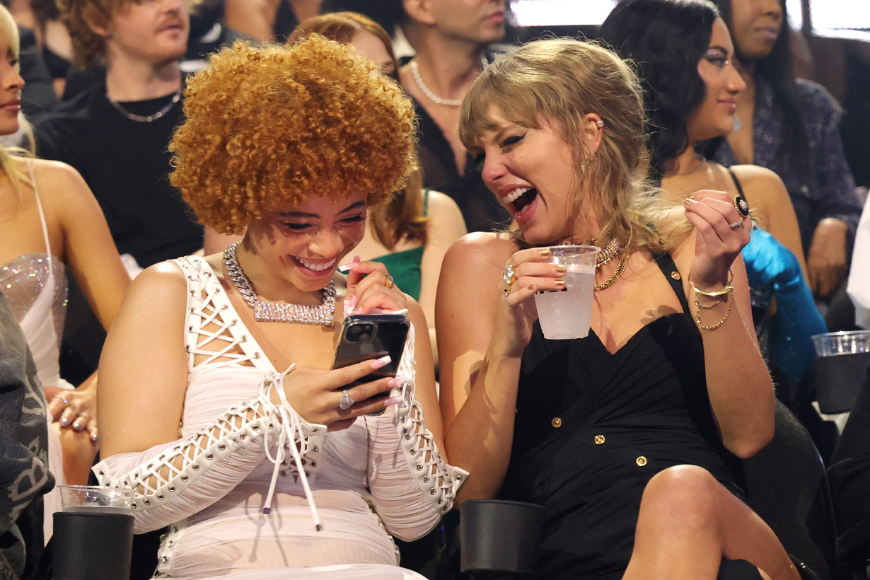 taylor swift MTV VMAs awards reaction under stage meme social media txt
