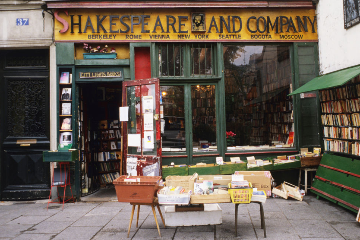 2024 巴黎旅遊必逛書店和選品店：Shakespeare and Company ，人們不只買書還專程來搶托特包作伴手禮！