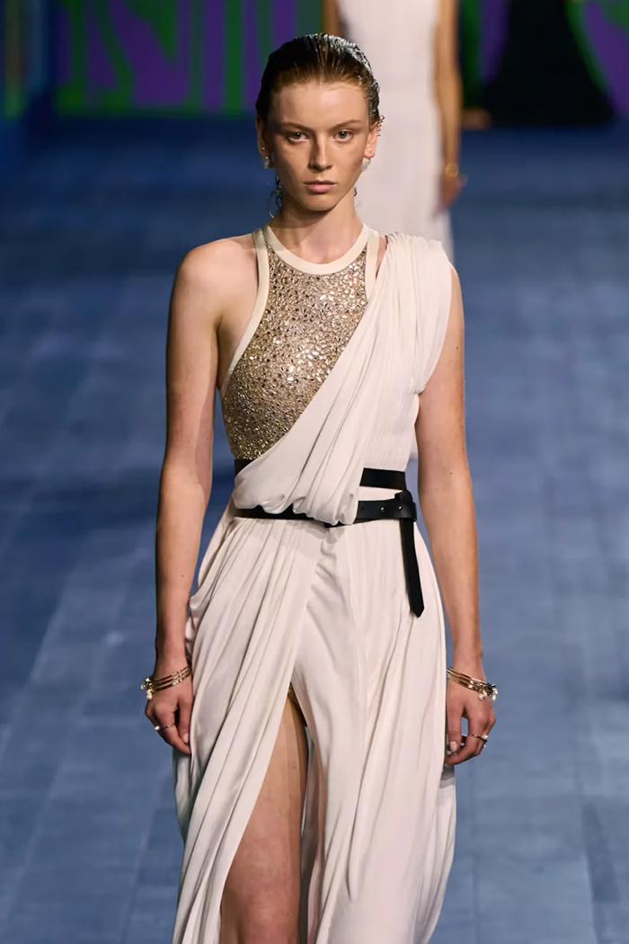 巴黎高訂大秀：Dior 將我們化身古希臘女神，在披肩下美得恣意性感！